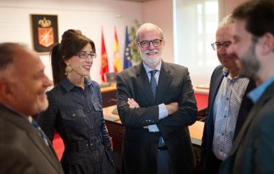 Karen Moreno (auditora) e Ignacio Salvador (presidente Comptos) en el Parlamento foral.