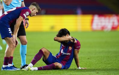 Fermin López (izda.), destacado en el choque culé de Champions, se preocupa por Joao Felix, que terminó el encuentro tocado y es duda para el clásico