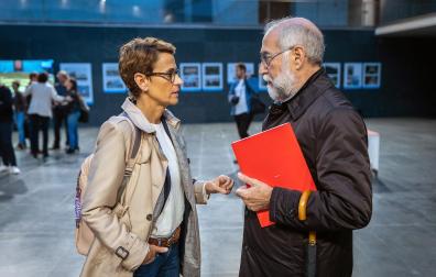 La presidenta María Chivite habla con el consejero Fernando Domínguez en el atrio del Parlamento de Navarra
