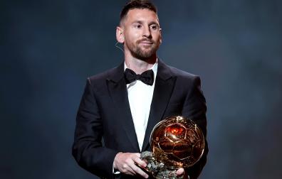 Leo Messi posa con su octavo Balón de Oro