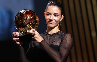 Aitana Bonmatí posa con el trofeo tras la gala de este lunes, 30 de octubre