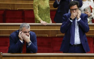Santos Cerdán y Óscar López hablan por el móvil en la jura de la constitución de Leonor