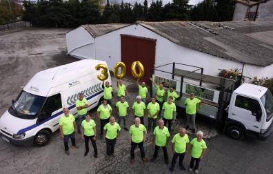 Voluntarios y voluntarias de la ONG Ayuda Contenedores: Carmelo Villanueva, Juanjo Cía, Modesto Buey, Juan Manuel Jiménez, Fermín Sarda, Beatriz García, Fran Iriarte, José Lecumberri, Mikel Arbeloa, Javier Gallo, Leo Durand, Paul Freundt, Rosa Oteiza, Eduardo Ucar, Jose María Puig, Juantxo Pagola, Floren Oroz, Jose Antonio Landa y Pedro Iragui.