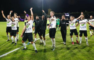 Los jugadores del Tudelano celebran con la afición su victoria y el pase a la siguiente eliminatoria de la Copa del Rey