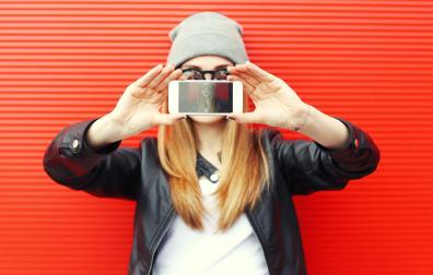 Una joven se hace un selfi con el móvil