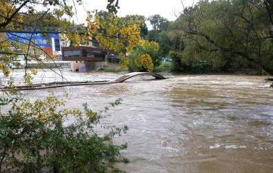 Las pasarelas del Club Natación, prácticamente cubiertas de agua este jueves