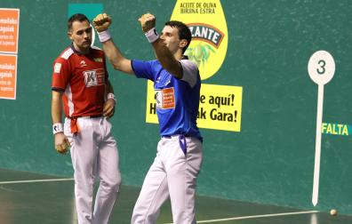 Jokin Altuna celebra su victoria en la semifinal contra Erik Jaka.