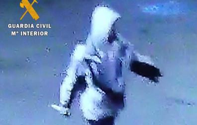El autor del suceso con un cuchillo de grandes dimensiones por Corella