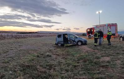 Coche accidentado tras sufrir una salida de vía en Murchante en la AP-68