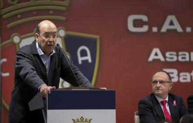Joaquín Canalejo, en una asamblea cuando presidía la Comisión de Control. A la derecha, el que fuera director financiero, Ángel Ardanaz