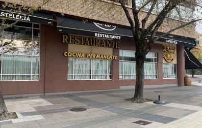 Aspecto que presentaba este miércoles la cafetería Rumbos, cerrada y sin terraza