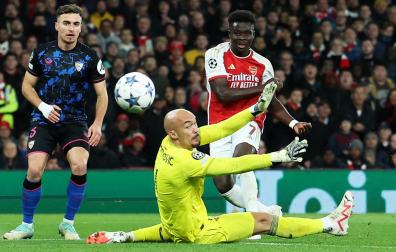 Bukayo Saka marca el tanto ante la salida de Dmiytrovic