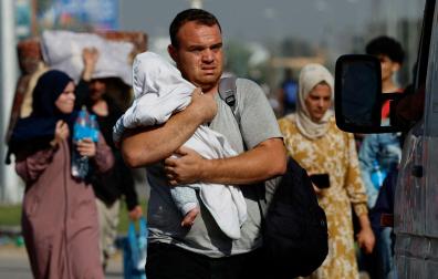 Ciudadanos del norte de Gaza se dirigen hacia el sur
