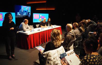 En la mesa, desde la izda., Ángel Martín Unzué, Asier Andueza Elía y Ana Cavilla