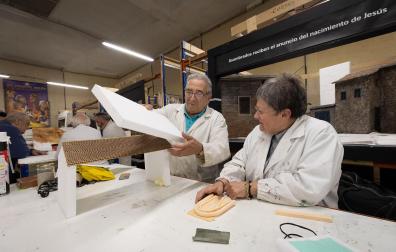 Trabajos en la Asociación de Belenistas de Pamplona a principios de noviembre de 2023