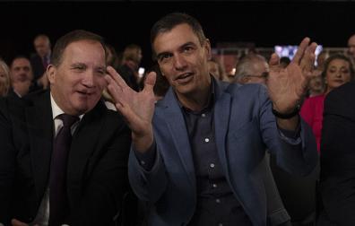 El lider del PSOE y presidente en funciones de España, Pedro Sánchez, con el presidente de los Socialistas Europeos Stefan Löfven