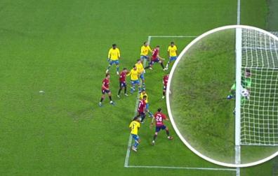 La imagen del gol fantasma de Osasuna contra Las Palmas, analizado por un VAR sin tecnología de gol, ofrece dudas