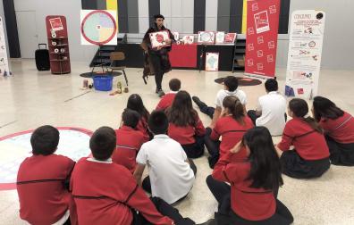 El alumnado del Colegio Santísimo Sacramento de Pamplona atiende a las explicaciones durante el taller de ‘El círculo de Reyno Gourmet’.