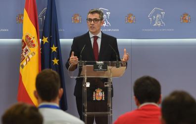 El ministro de la Presidencia, Félix Bolaños, interviene durante una rueda de prensa tras registrar la ley de amnistía