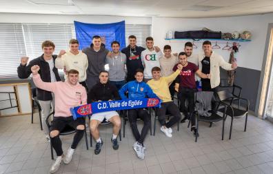 Los futbolistas del Valle de Egüés siguieron el sorteo desde el bar del campo