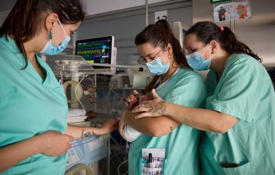 Tres sanitarias atienden a un bebé prematuro en la unidad neonatal del Hospital Universitario de Navarra.