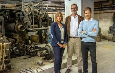 Elena Alemán, directora de la Fundación Industrial Navarra y presidenta de la Fundación LuzIA; Francesc Puyol, profesor de la Facultad de Económicas de la Universidad de Navarra y Mikel Galar, profesor del departamento de Estadísticas, Informática y Matemáticas de la UPNA, reunidos en la antigua rotativa (que funcionó de 1922 a 1966), en la sede de Diario de Navarra en la calle Zapatería