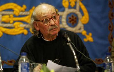 Imagen de archivo del pintor Agustín Ibarrola, en Pamplona en 2002.