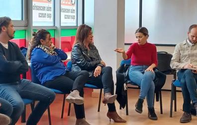 La eurodiputada y portavoz de IU, Sira Rego, con representantes de CC OO de distintas plantas de Siemens Gamesa