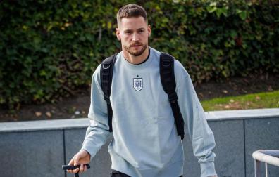 El portero Alex Remiro, a su llegada al hotel de Chipre para el partido de la selección española