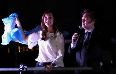 El presidente electo Javier Milei y su vicepresidenta, Victoria Villarrue agradecen el apoyo tras conocer la victoria en los comicios argentinos