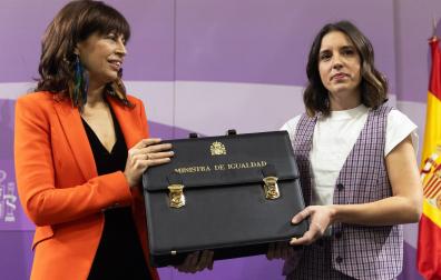La hasta ahora ministra de Igualdad, Irene Montero (dcha.), traspasa su cartera de Igualdad, a Ana Redondo (izda)