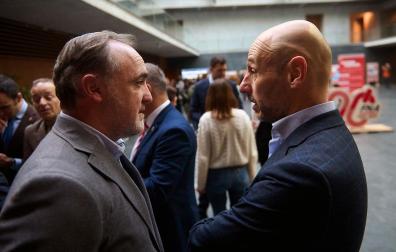 Javier Esparza e Iñaki Iriarte hablan este jueves en el patio del Parlamento de Navarra