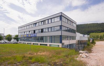 Tres luminosas oficinas en el polígono Ezcabarte (Arre)