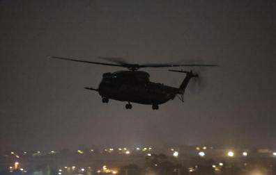 Un helicóptero del ejército israelí se dispone a aterrizar cerca del cruce de Kerem Shalom entre Gaza e Isarel, con el primer grupo de rehenes israelíes liberados