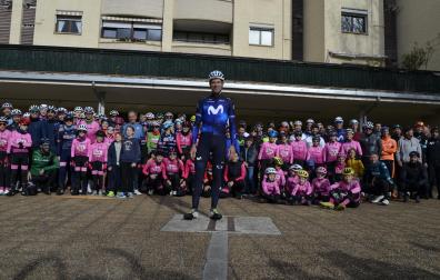Imanol Erviti, con todos los chavales del Club Ciclista Ermitagaña.