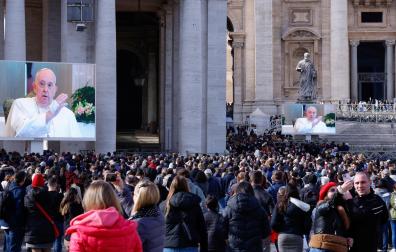 La plaza de San Marcos, con las pantallas en las que se ha podido seguir el angelus rezado por el papa