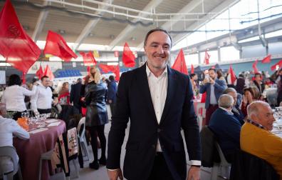 Javier Esparza camina hacia el escenario que se instaló en el velódromo para dar su discurso