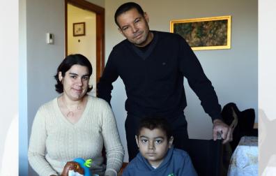 Gabriel Ávila posa junto a su mesa de juguetes con sus padres, Marianela González y Donald Ávila.