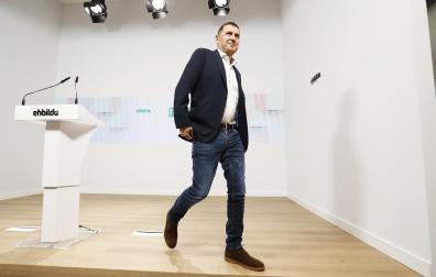 El líder de EH Bildu, Arnaldo Otegi, tras su comparecencia ante los medios este lunes 27 de noviembre./