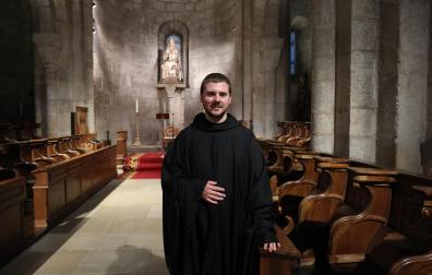 Ignacio Esparza Lezáun, en el templo del Monasterio de Leyre.