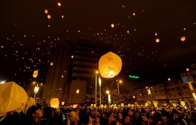 Imágenes del lanzamiento de farolillos en Pamplona./