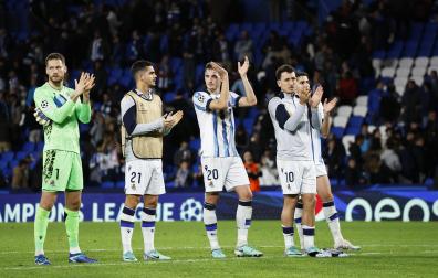 Los jugadores de la Real Sociedad devuelven el apoyo de su público tras el empate contra el Salzburgo./