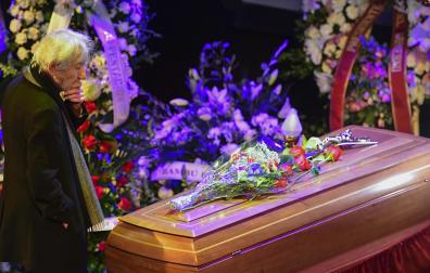 El actor José Sacristán visita la capilla ardiente de Concha Velasco, instalada este sábado en el Teatro de La Latina de Madrid