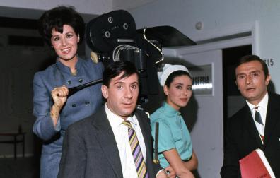 Imagen de 1968 del rodaje de la película 'Los que tocan el piano' dirigida por Javier Aguirre Fernández y protagonizada por Tony Leblanc, Concha Velasco, Alfredo Landa y Paquita Torres