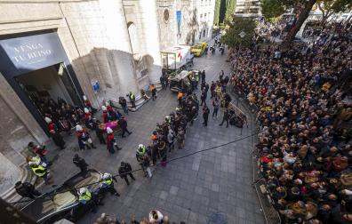 Cientos de personas y decenas de reporteros y periodistas observan la salida del féretro con los restos mortales de Concha Velasco, este domingo frente a la catedral de Valladolid