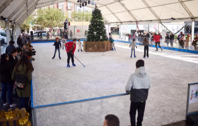 Inauguración de la pista de hielo en la Plaza del Castillo de Pamplona./