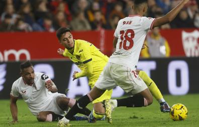 El sevillista Sow trata de llevarse el cuero ante Ilias Akhomach en presencia de Fernando durante el encuentro./