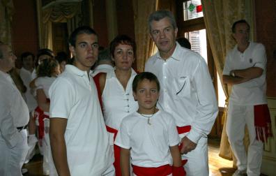 Javier Aguirre y su mujer Silvia Carrión junto a sus hijos Mikel Aguirre (izquierda) e Iñaki Aguirre (en el centro). No aparece en la imagen el hijo mayor, Ander