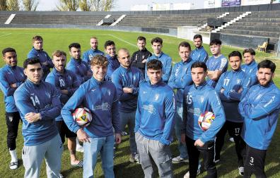 Los jugadores del Tudelano, ayer por la mañana en el Ciudad de Tudela, después del entrenamiento de preparación del partido de la Copa del Rey./