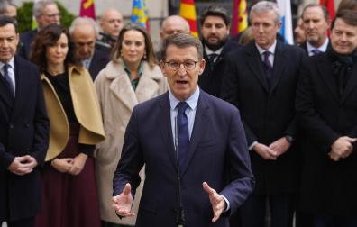 El líder del Partido Popular (PP), Alberto Núñez Feijóo, realiza declaraciones a la prensa en el exterior del Congreso